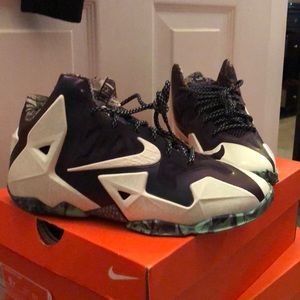 Lebron 11 “Gator King” glow in the dark kids 6y